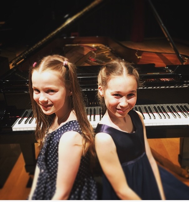 LumElla-duo eli vasemmalla Lumia Simos Itä-Helsingin musiikkiopistosta ja oikealla Ella Oksava Helsingin Konservatoriosta