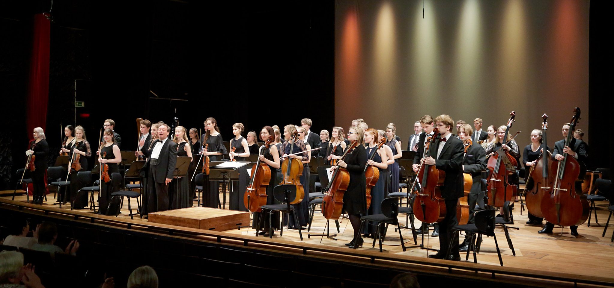 Helsingin Konservatorion muusikko-opiskelijat soittavat opiskeluaikanaan Helsinki Concordiassa, jonka kapellimestarina toimii Petri Sakari. 