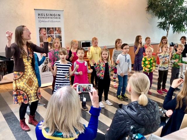 Valmennuskuoro Tähtisumu esiintyi Visseli-soitinesittelypäivässä 13.4.2019.