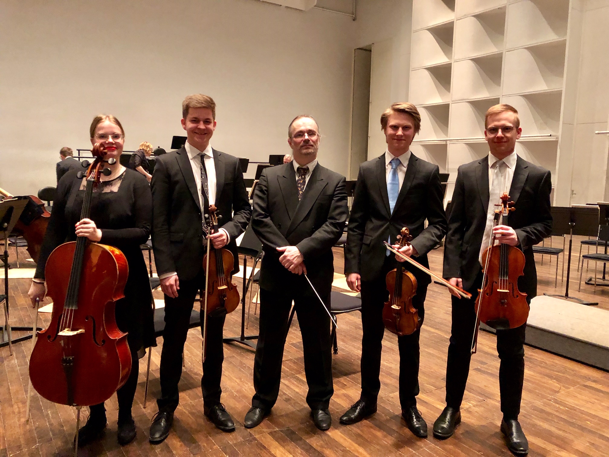 Kapellimestari Tuomas Pirilä ja Helsingin Konservatorion opiskelijat yhteiskuvassa Hyvinkään Orkesterin Kevätklassikko-konsertin jälkeen 7.5.2019. Vasemmalta Mirella Pietikäinen, Valtteri Tolppi, Tuomas Pirilä, Onni Kunnola ja Jussi-Jaakko Mankki.