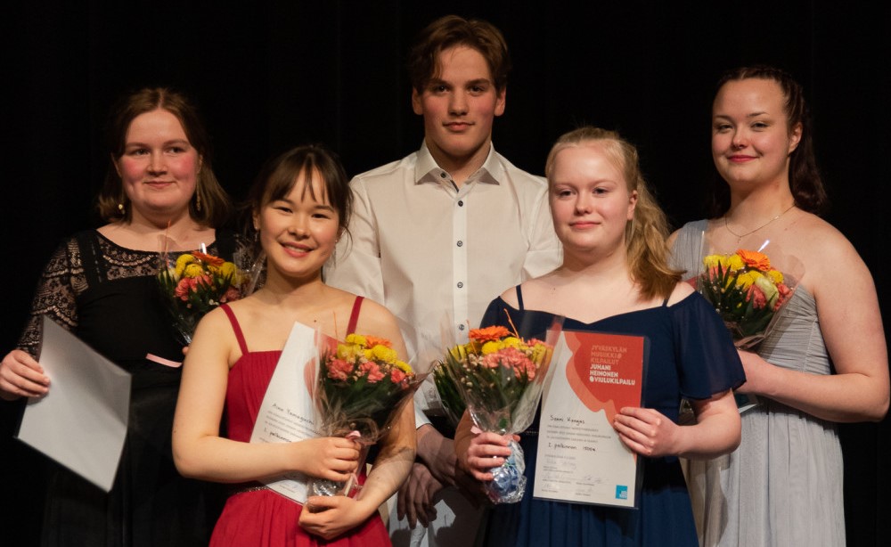 Eturivissä Aino Yamakuchi ja Sanni Kangas (oik.). Takarivissä 3. sijalle sijoittunut Liina Ristolainen (vas.) sekä Manne Korhonen ja Pirta Pöllänen. Kuva: Jyväskylä Sinfonia