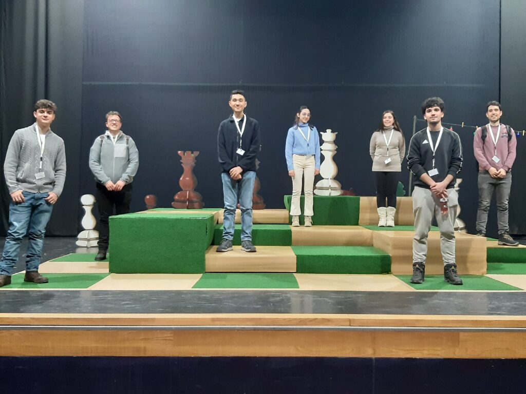 Miguel L., Güido, David, Blanca, Olivia, Miguel C. sekä valvoja Joaquin González Arriaga Mozartin Valepuutarhuritar-oopperan lavasteissa Konserttisalin lavalla.